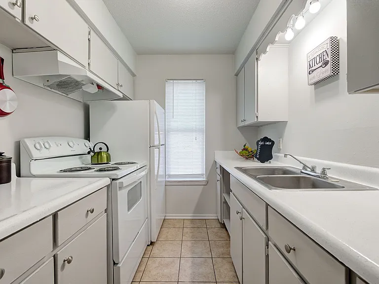 The Shelton Apartments- 1/2 Off First Months Rent AND 1/2 Off in June! — Photo 8