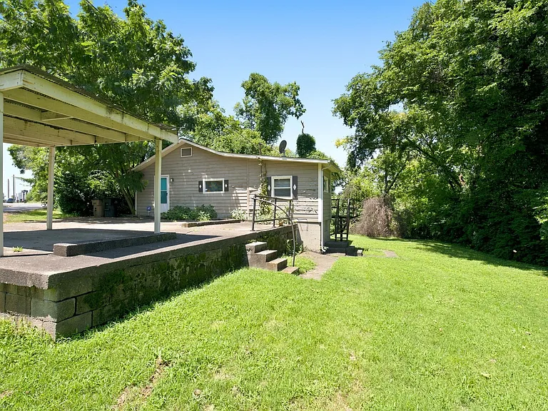 501 Weakley Ave — Photo 4