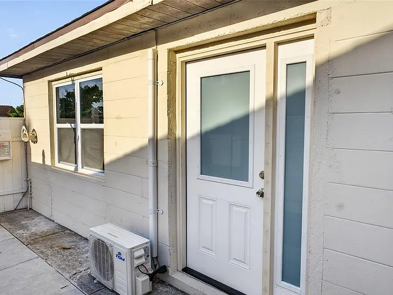536 Royal Palm Dr — Photo 2