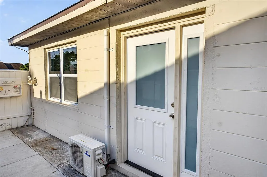Building Photo - 536 Royal Palm Dr