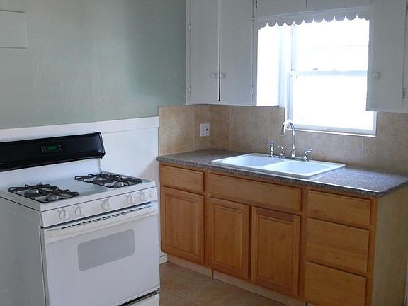 4th image of 415 E Poplar St APT 1