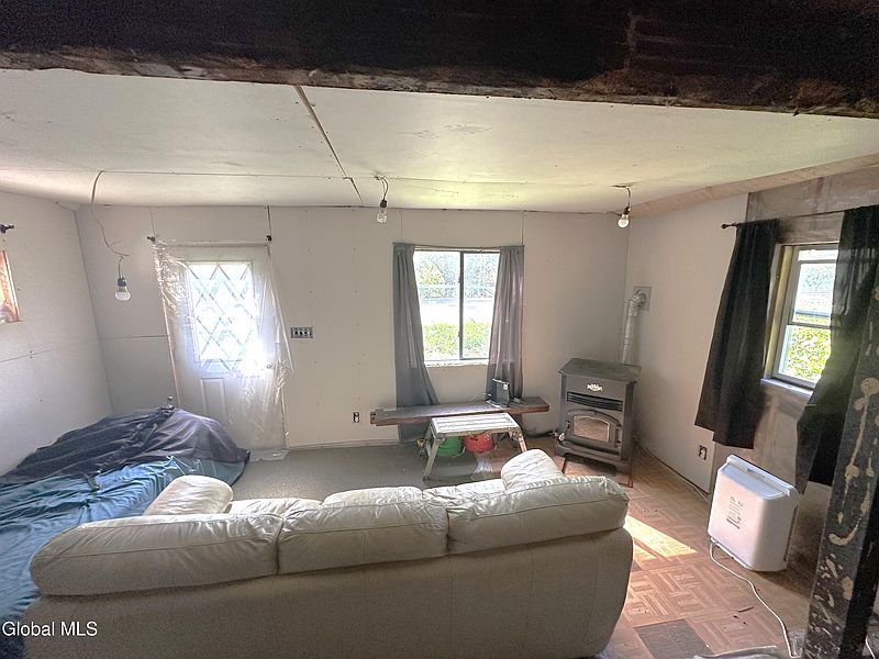 5th image of 814 River Road