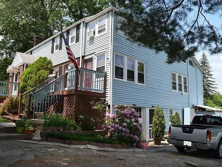 28 Swan Ave #2 — Photo 2