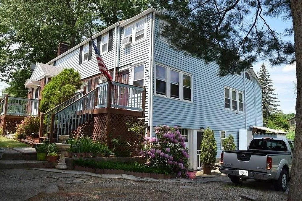 Building Photo - 28 Swan Ave #2