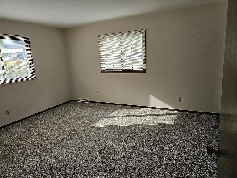 2927 Harvey St — Photo 7