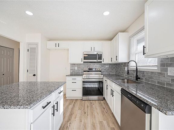 4th image of 1207 Golfview Dr