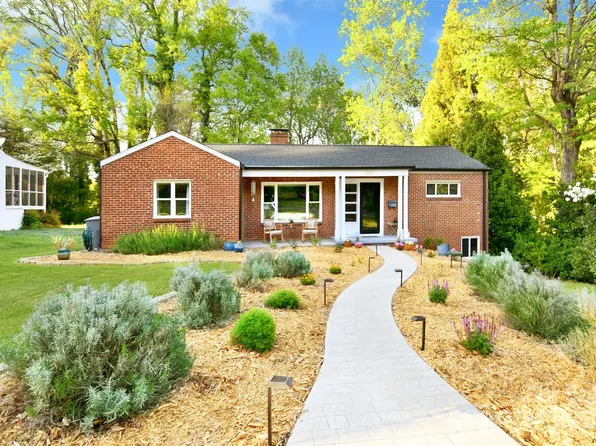 2121 Arnold Dr, Charlotte, NC 28205