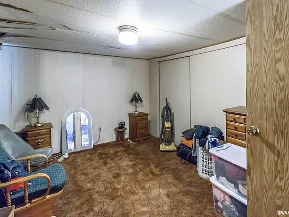 5th image of 810 Mazama Ave