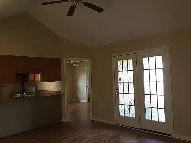 1646 Latham Ct — Photo 6