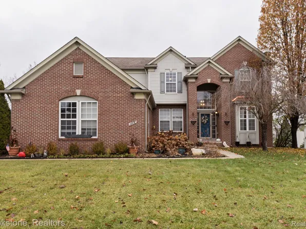 948 River Rock Dr, Holly, MI 48442