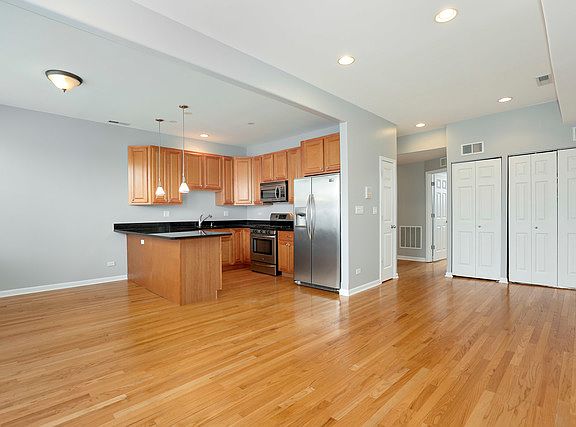 3rd image of 2941 W Belle Plaine Ave #3C
