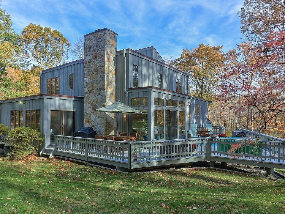 2nd image of 18 Hemlock Hollow Rd