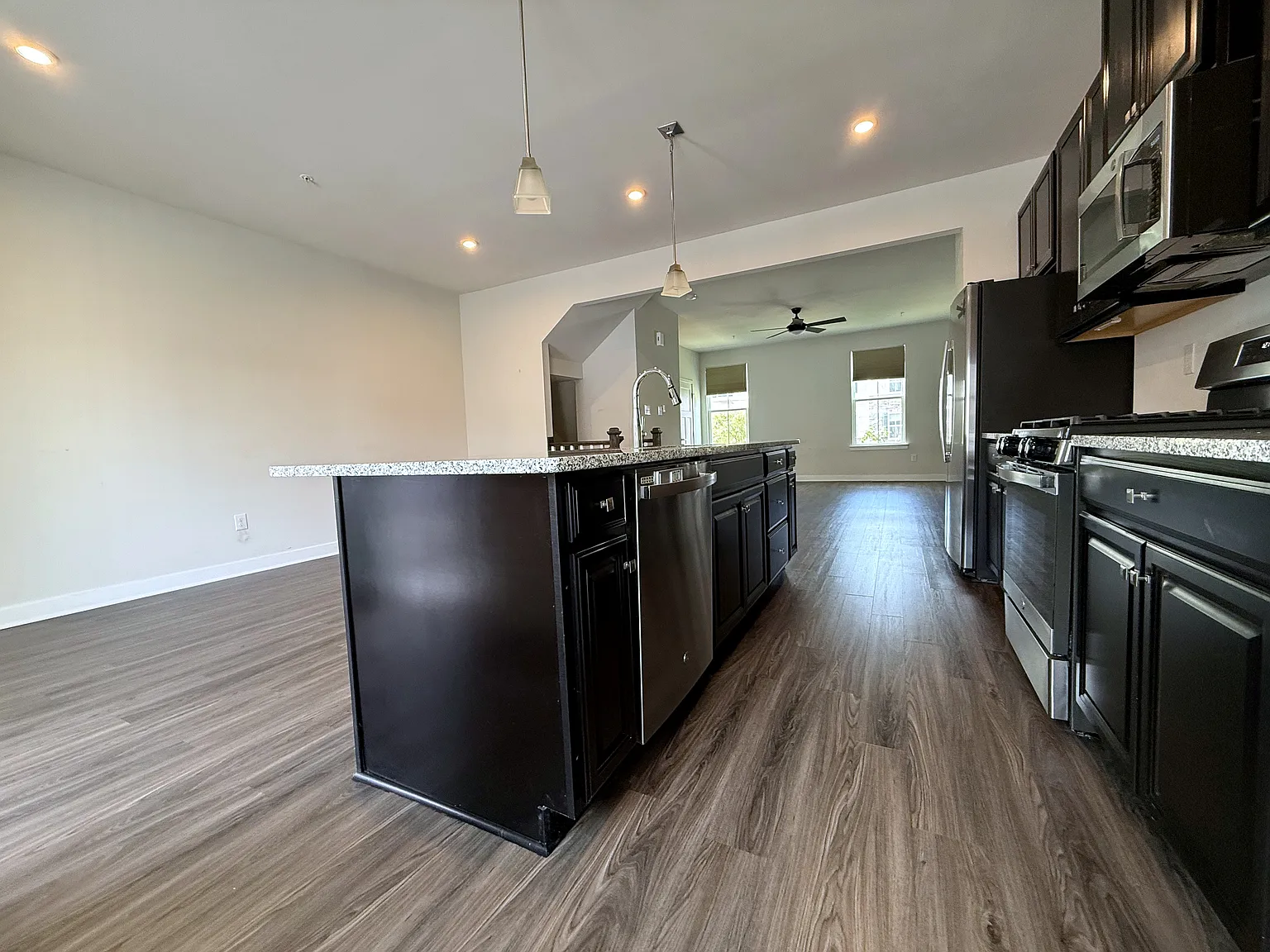 3 bed, 2.5 bath, 1920 sqft, $3,200 — Photo 2