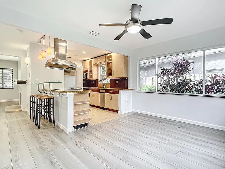 1701 SW 14th Ct — Photo 3