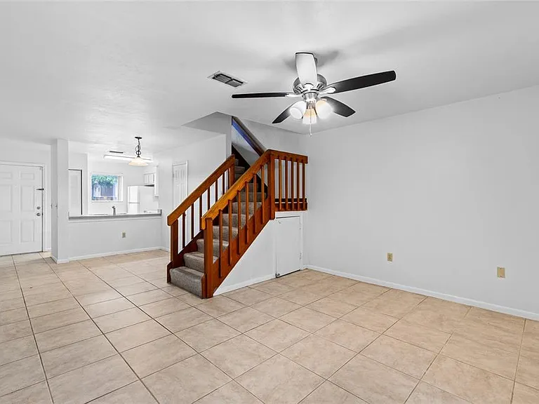 2219 SW 39th Way — Photo 5