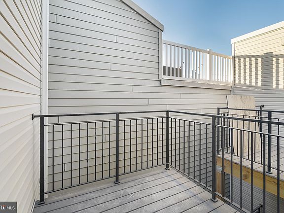 5th image of 825 Bainbridge St #402