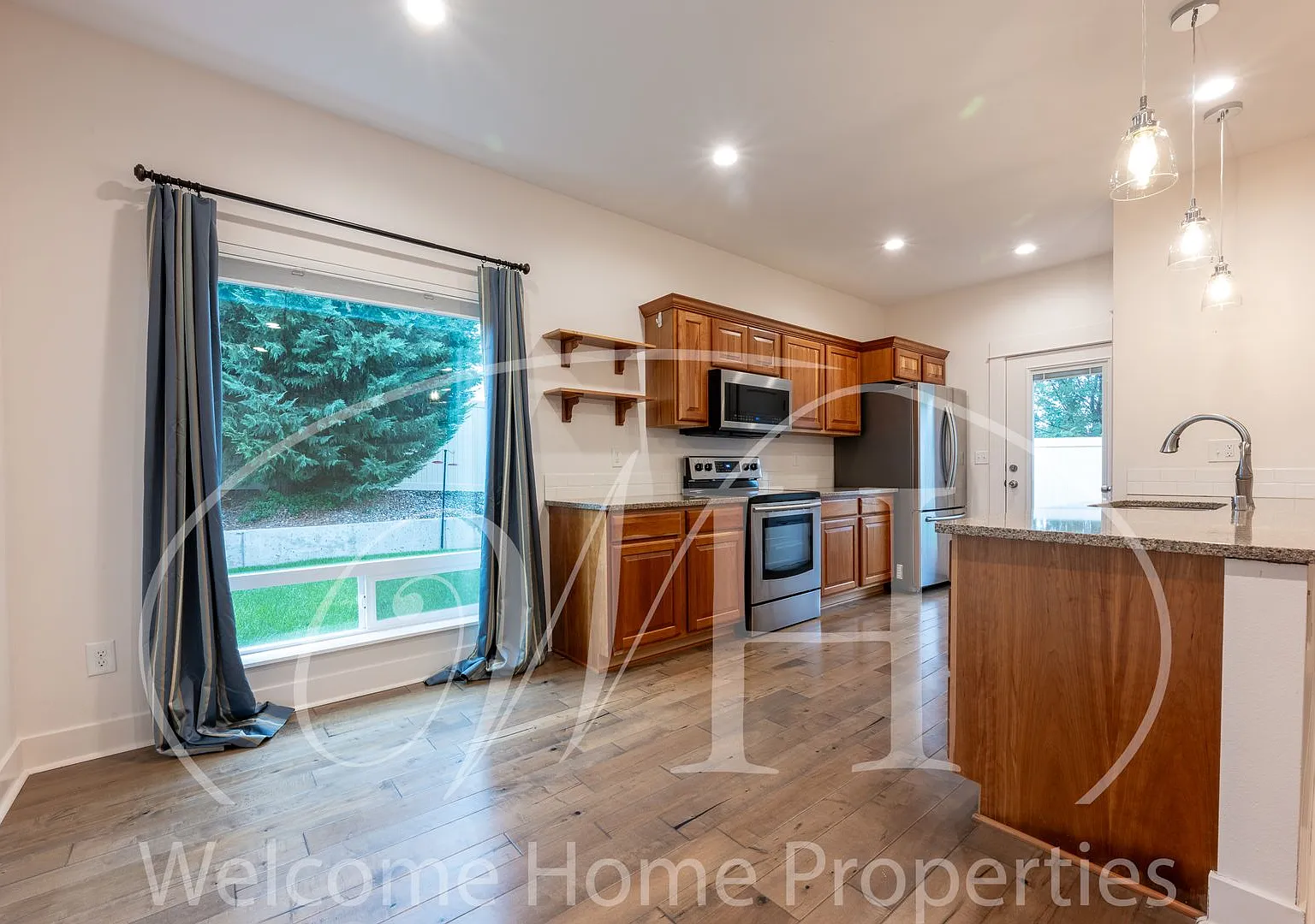 22 NE Hadley Way — Photo 2
