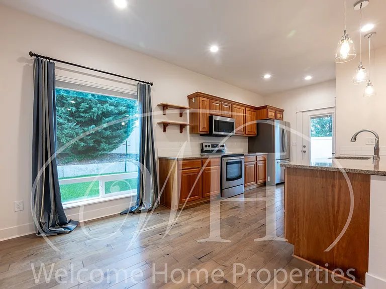 22 NE Hadley Way — Photo 2