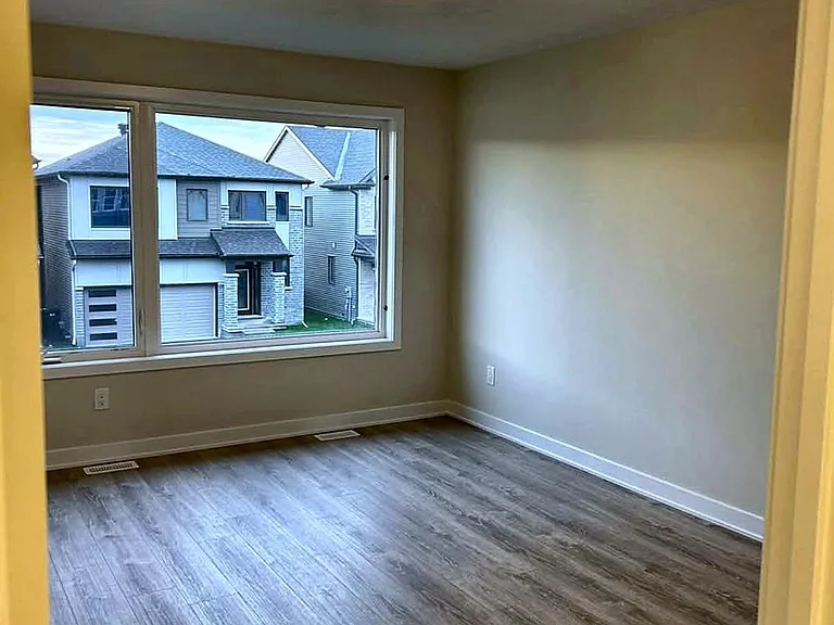1007 Showman St — Photo 8