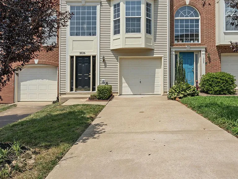 1026 Longview Ln — Photo 2