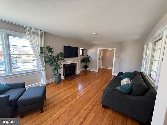 3rd image of 44 N Warren St