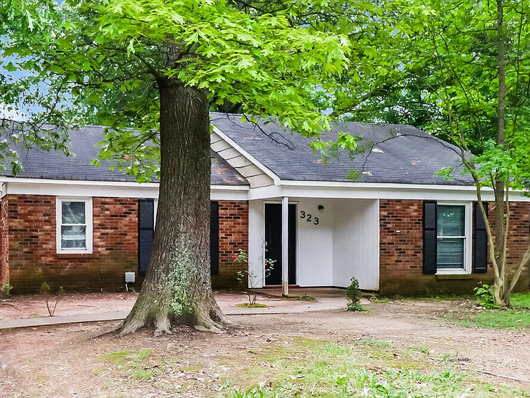 323 Huntsmoor Dr — Photo 4
