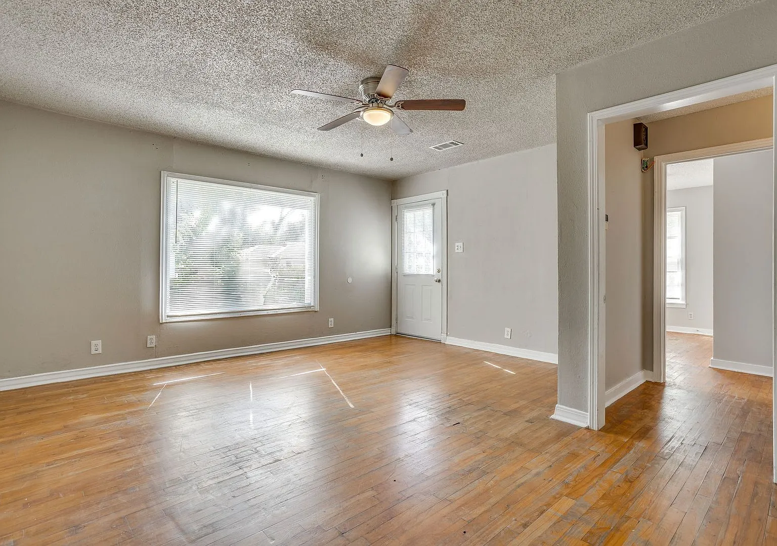 Cute 3 bed, 1 bath in Richland Hills- Birdville ISD- 76118 — Photo 4