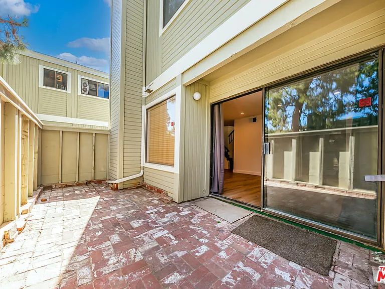 22135 Burbank Blvd #4 — Photo 9
