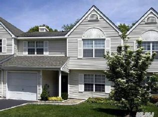 98 Mystic Cir, Bay Shore, NY 11706