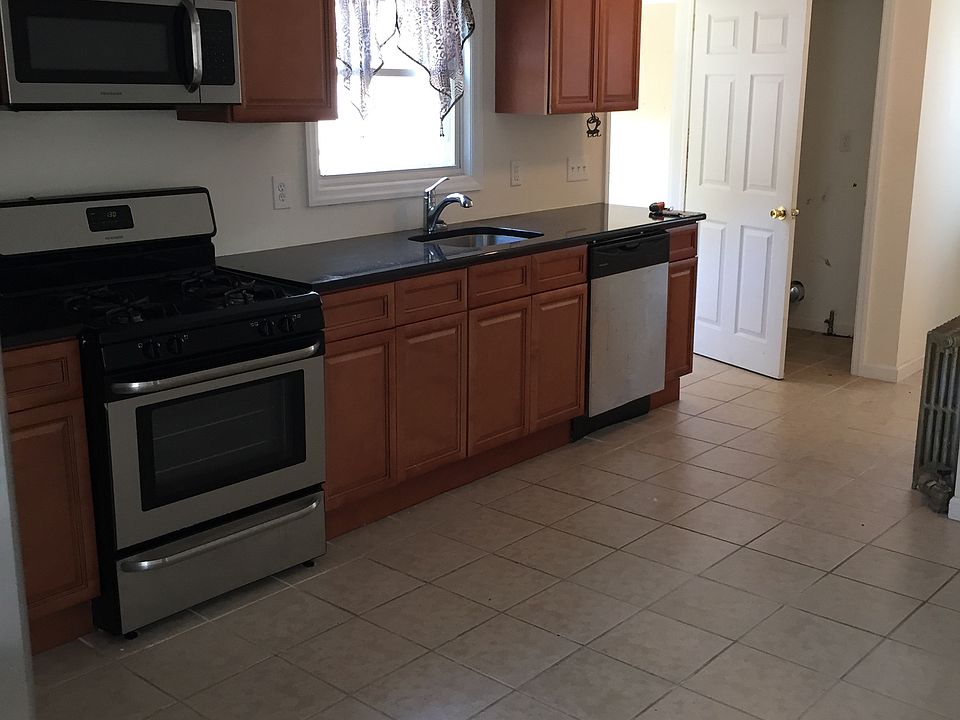 Eat-in kitchen
