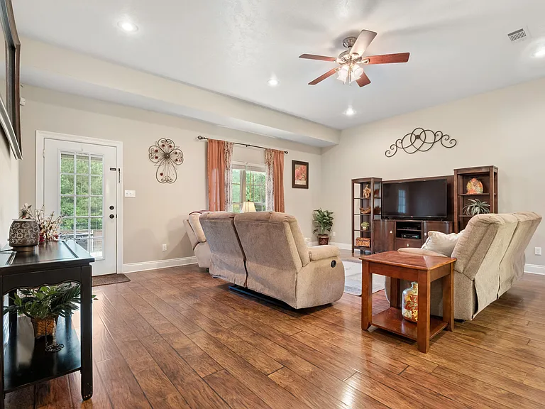 105 Small Oaks Rd — Photo 6