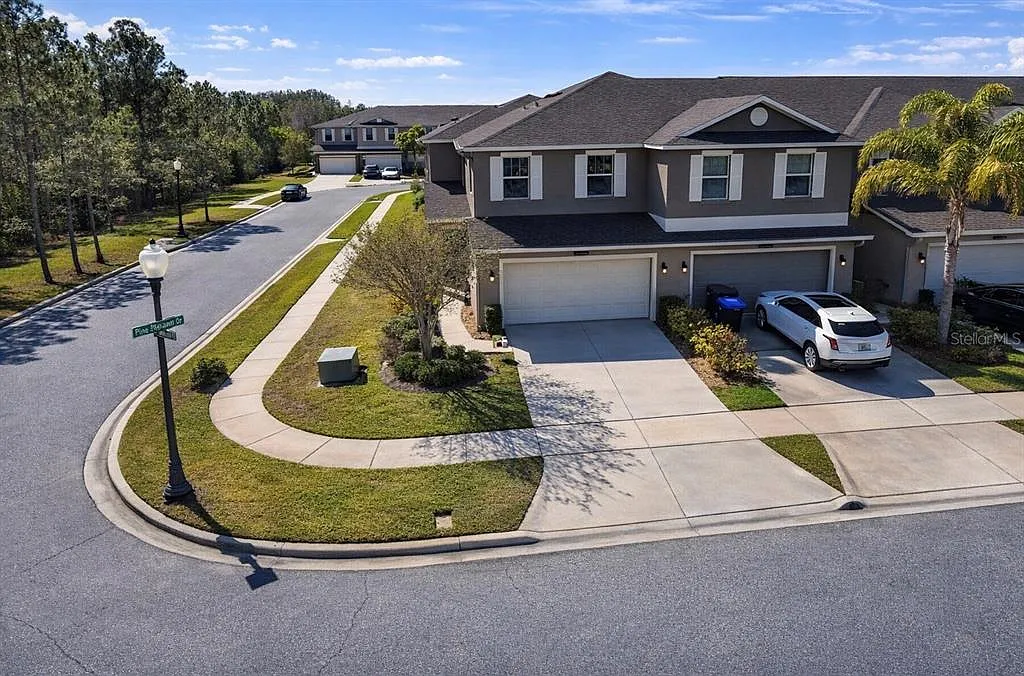 3 bed, 2.5 bath, 1729 sqft, $2,600 — Photo 2