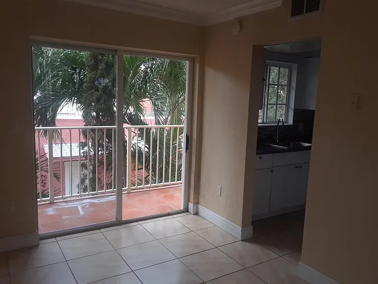 835 NW 2nd St #5 — Photo 5
