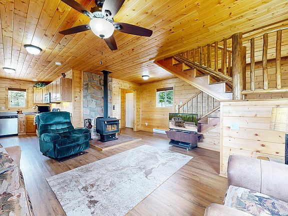 4th image of 388 Shasta Way
