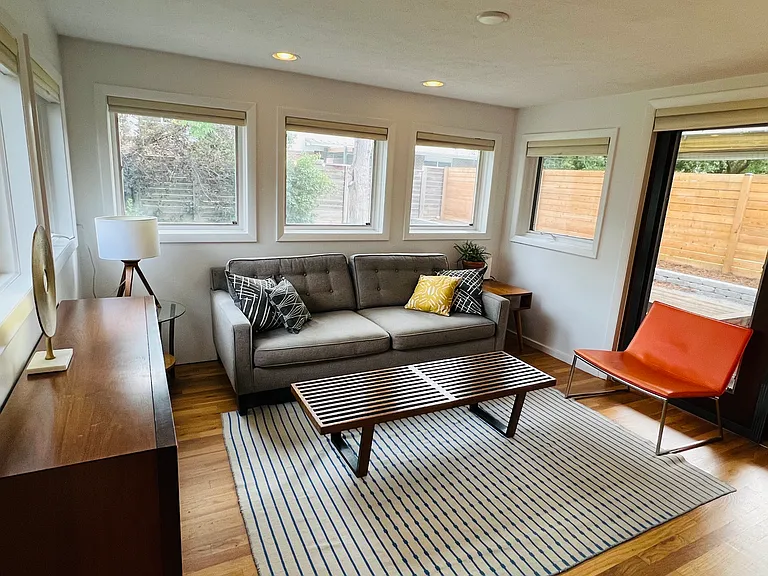2530 Hawthorn Ave — Photo 4