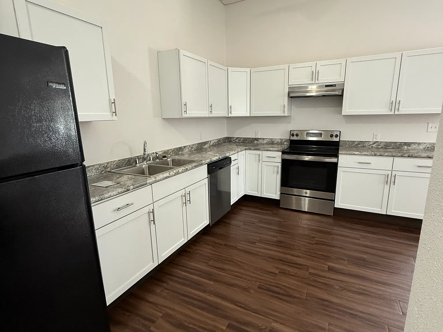 410 Smith St — Photo 4