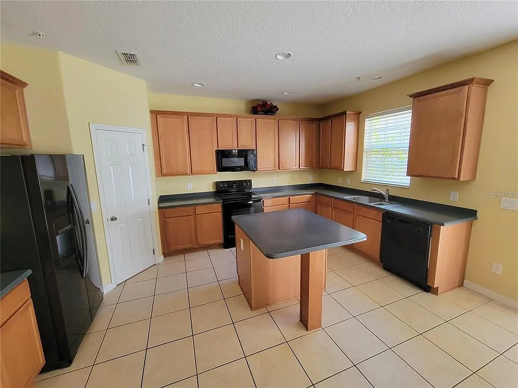 3 bed, 2.5 bath, 2810 sqft, $2,795 — Photo 3
