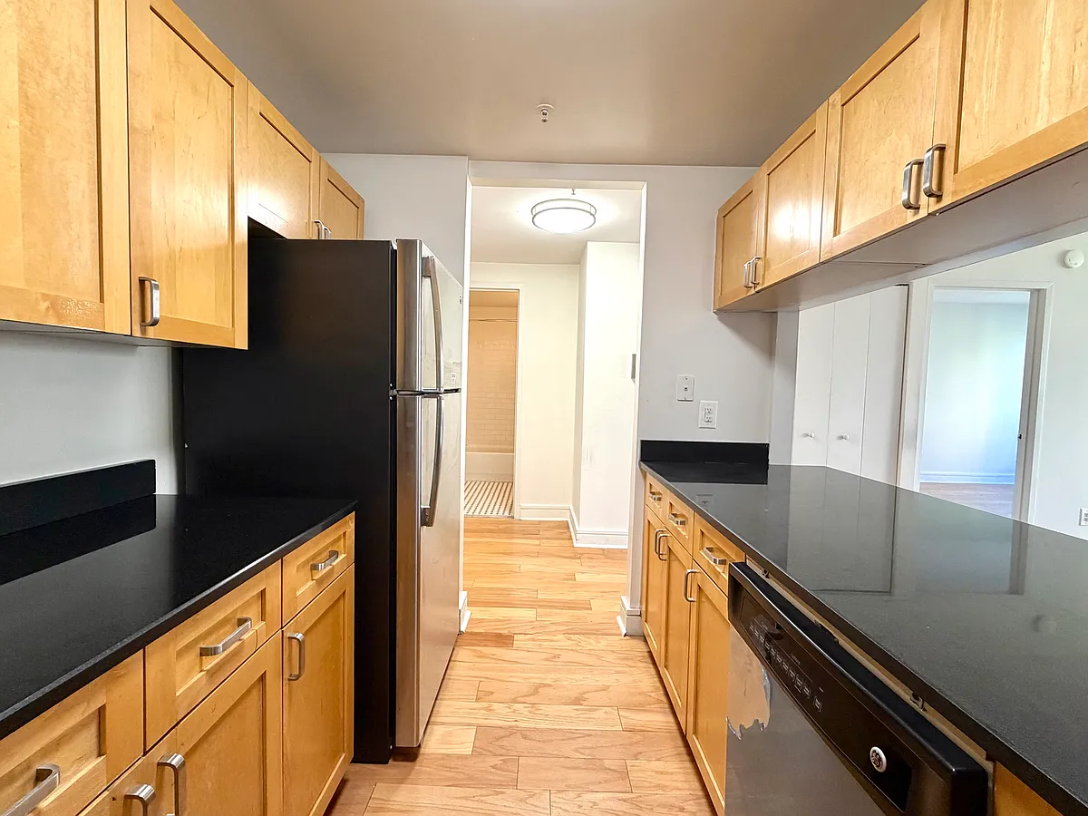 Building Photo - 323 W 96th St #1005