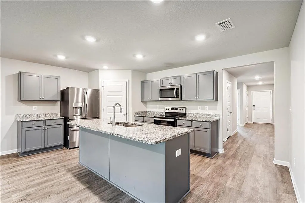 4 bed, 2.0 bath, 1791 sqft, $2,100 — Photo 2