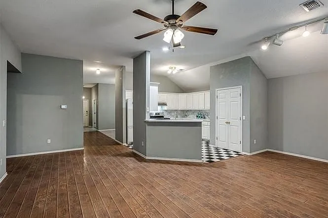 3 bed, 2.0 bath, 2247 sqft, $2,000 — Photo 4