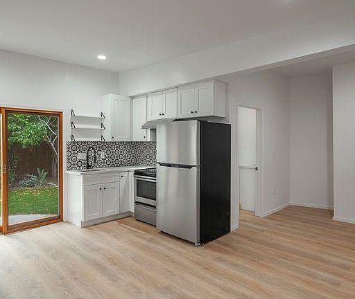 3rd image of 2127 1/2 Las Colinas Ave