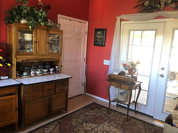 Foyer entry to the apartment