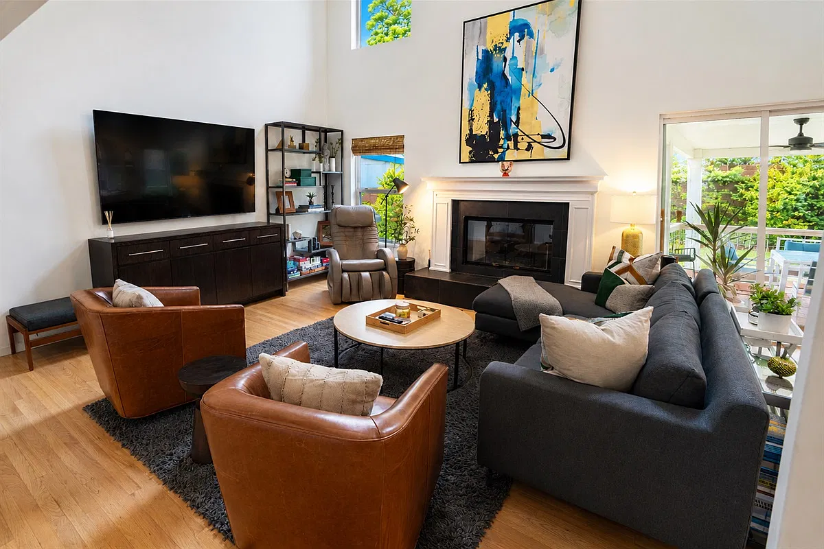 2334 W Park Ave — Photo 2
