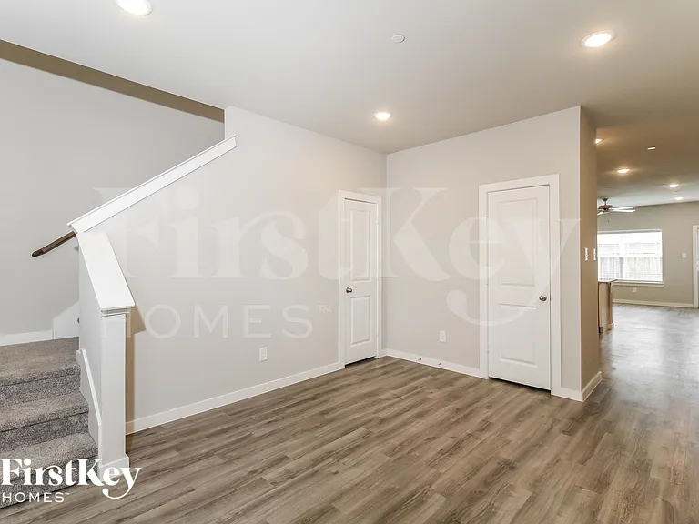 610 Ava Trl — Photo 3