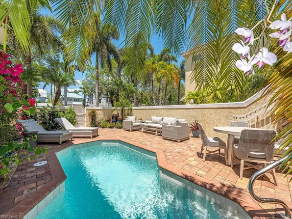 846 9th Ave S 104, Naples, FL 34102