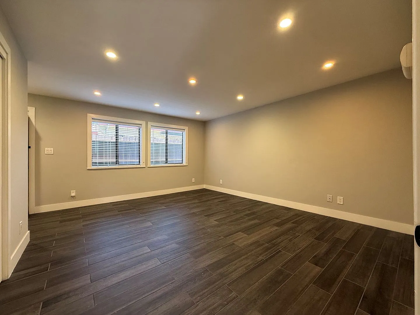 Bright and clean studio in a highly convenient location on the Burlingame border. — Photo 3