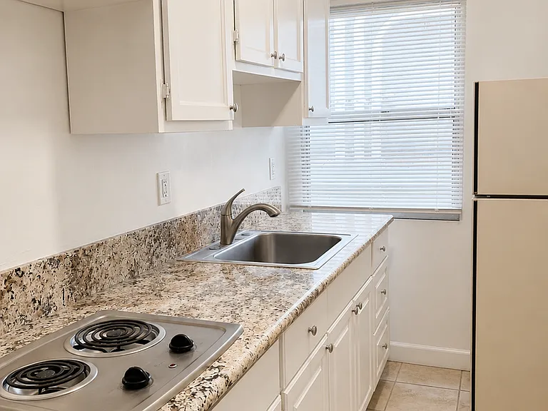 1626 Barry Ave — Photo 4