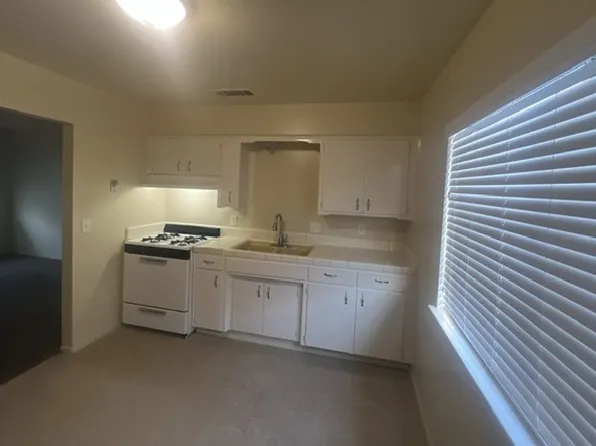 600 N Blackstone St APT 5, Tulare, CA 93274