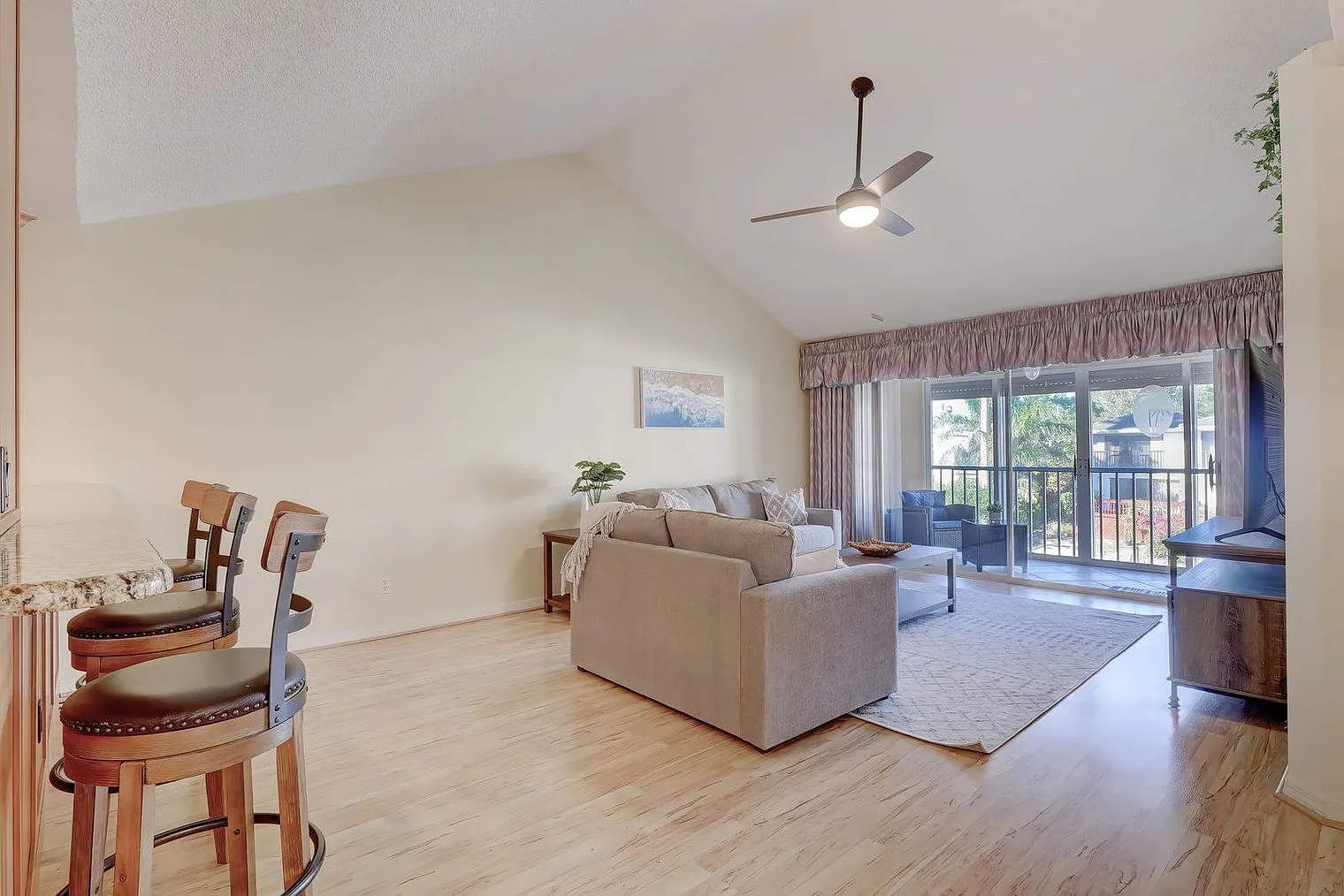 2 bed, 2.0 bath, 1377 sqft, $4,290 — Photo 4