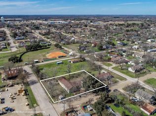 1502 W 9th St, Caldwell, TX 77836